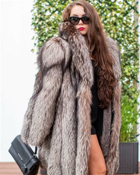 Pin By Rcm On Long Hair And Fur Fashion Women Long Hair Styles
