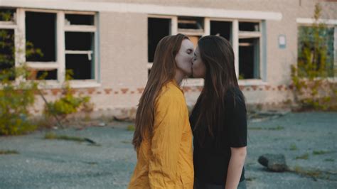 Two Girls Kiss On An Video De Stock Totalmente Libre De Regalías