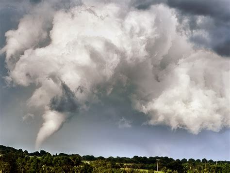 12 Shocking But Beautiful Photos Of Tornadoes And Supercells