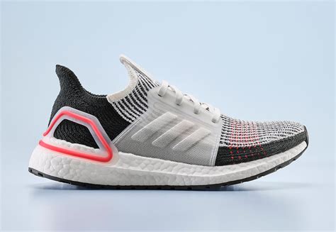 Luego de muchas negociaciones, este lunes se confirmó que adidas será la marca que volverá a vestir a colo colo, igual como en la copa libertadores 1991. Ultra Boost 2019 "Active Red" Release Info