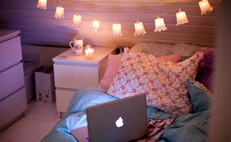 A cozy bedroom needs light, but not just any kind of light. 22 Ways To Make Your Bedroom Cozy And Warm - Society19