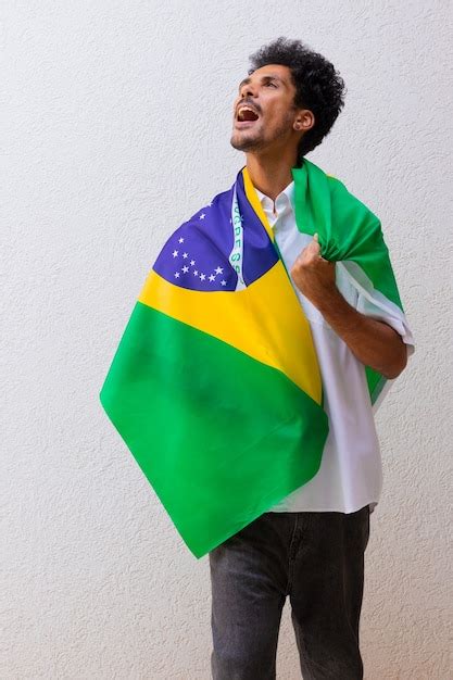 Neg Cios Ou Trabalhador Segurando Uma Bandeira Do Brasil Isolada No
