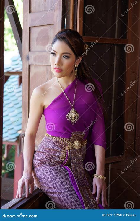 Thaise Vrouw Die Typische Thaise Kleding Dragen Stock Foto Image Of Klassiek Etniciteit 36111750