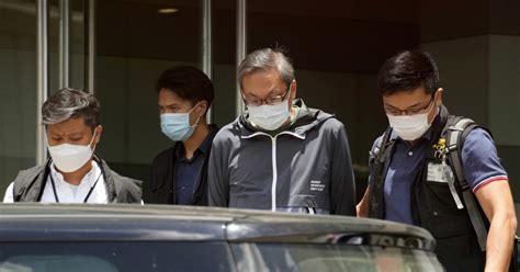 Hong kong police officers entering the. Hong Kong police raid Apple Daily newspaper under national ...