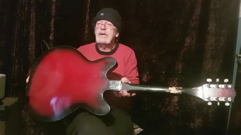Vintage electric guitars provide the sleek look and feel of the old classics, but with the newer abilities to rock harder than ever before. EGMOND SERIES 7 VINTAGE EUROPEAN GUITAR - YouTube