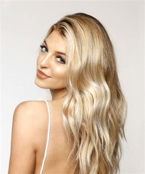 Long Wavy Light Blonde Hairstyle