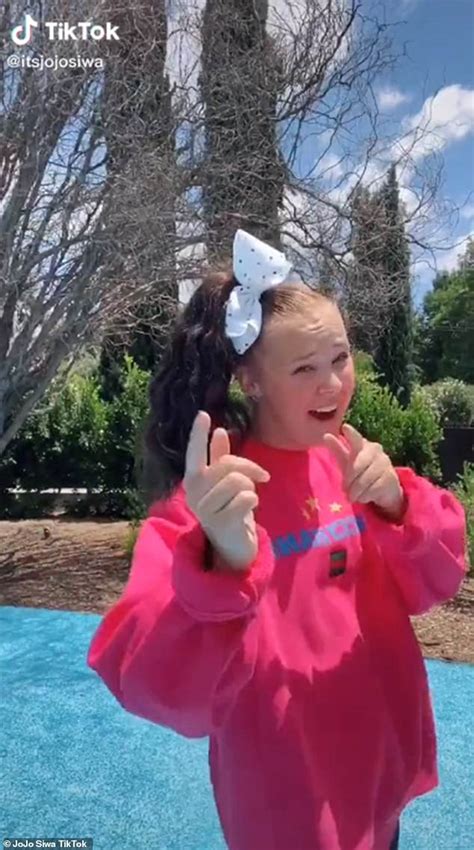 jojo siwa returns to her signature blonde hair just two days after going brunette we back