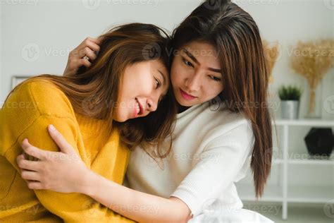 Belas Jovens Mulheres Asiáticas Lgbt Lésbicas Casal Feliz Sentado Na Cama Abraçando E Sorrindo