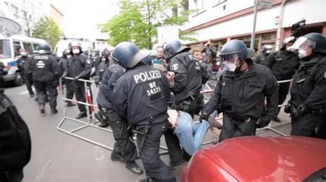 الشرطة الألمانية تلقي القبض على عشرات المحتجين ضد الإغلاق في برلين Cnn Arabic