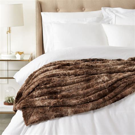 The 6 Best Faux Fur Blankets Of 2020 In 2020 With Images Faux Fur