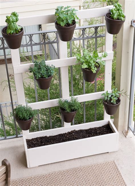 Then these diy vertical garden tutorials are perfect for you! How to Build a Vertical Balcony Garden