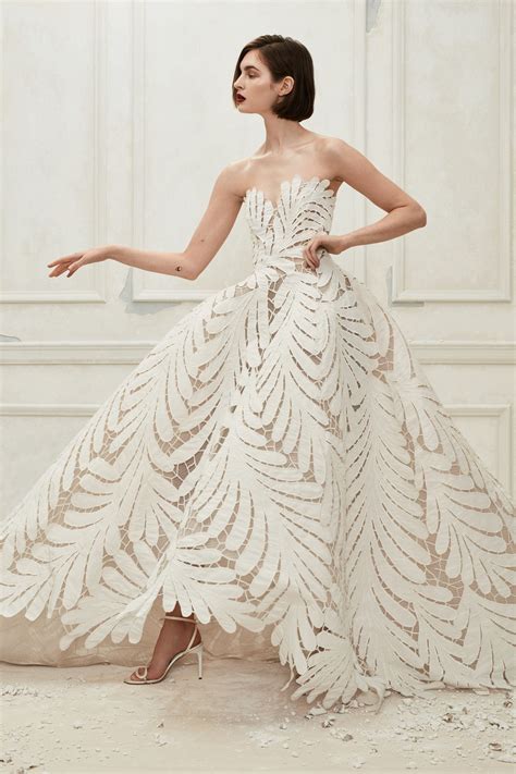 This 2022 wedding dress trend also works for pretty much every wedding style: Oscar de la Renta Fall 2019 Wedding Dress Collection ...