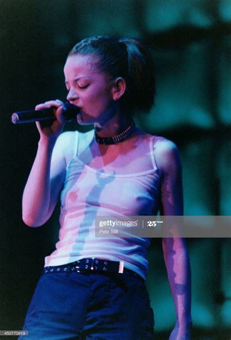 News Photo Shirley Manson Of Garbage Performs On Stage At 90s