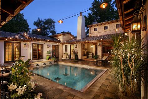 The house is 5,500 sf (550 sm)of livable space, plus garage and basement gallery for a total of 8200 sf (820 sm). Love the pool in the middle. | Courtyard house plans ...