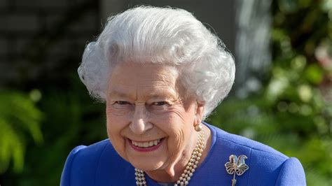 The wife or widow of a king. Gewusst? Queen Elizabeth II. hat seit 30 Jahren ein Double ...