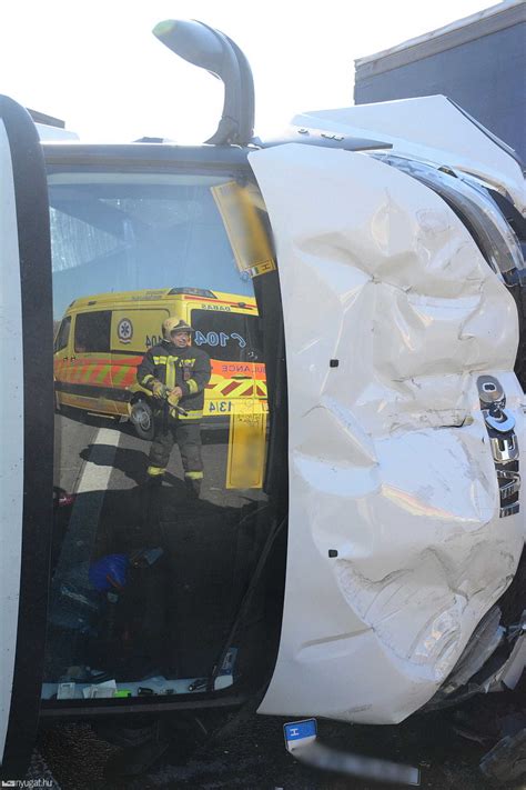 Videó: Öt teherjármű ütközött két balesetben az M0-ás autóúton