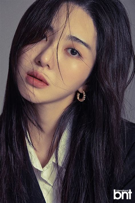权珉娥在帖子中表示，女团中的一名成员曾不断欺负和折磨她，这名成员是jimin申智珉。 7月3日，权珉娥在个人 在此期间，申智珉在自己的instagram故事上分享了一篇黑屏，上面有 小说 二字，很快她就删除了。 在这之后，权珉娥又分享了一篇文章，内容如下。 【2020.08.14】【明星】AOA前成员权珉娥拍时尚写真 隐藏手腕内侧割腕痕迹韩流星闻区韩剧社区