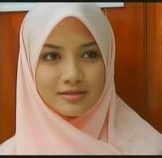 Bukan apa, tudung dah cantik dah cuma bab seluar tue agak ketat dan mengikut bentuk kaki neelofa. harrazdani: GAMBAR-GAMBAR NEELOFA AYU BERTUDUNG