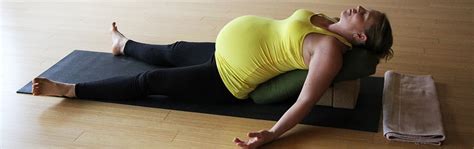 5 Tips For Teaching Pregnant Women In A Yoga Class Samahita Retreat