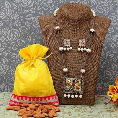 Send karwa chauth pohi/baya to saas online from ferns n petals. Karwa Chauth Gifts for Mother in Law | Bahu to Saas(Pohi ...