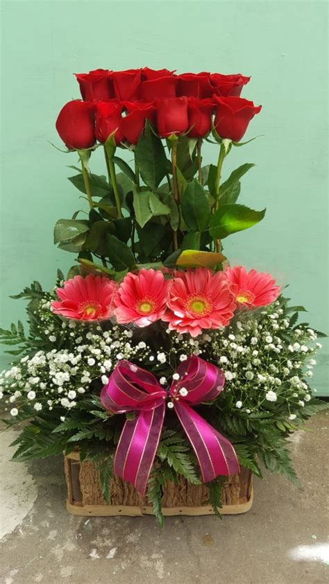 Arreglos de flores de san valentín. Arreglo de rosas en capas | Bellos arreglos florales ...