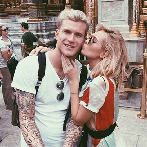 He shows off with a flash car, swimming in a luxurious pool and playing ping pong with skyline views behind him. Pamela Reif, la espectacular novia de Loris Karius ...