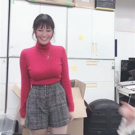 東坂みゆ on Instagram 踊るロケット爆乳 みゆパイの 懐かしのダンスでプルプルした動画が Twitterで大好評だったので
