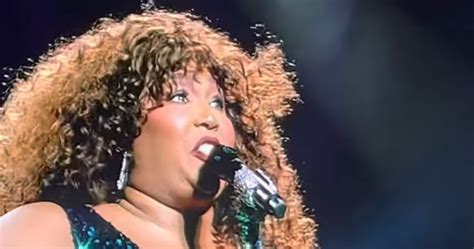 Watch Lizzos Emotional Proud Mary Tribute To Tina Turner