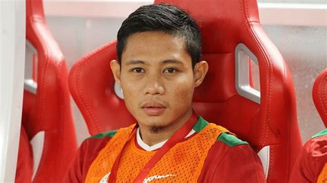 Evan dimas darmono (born 13 march 1995) is an indonesian professional footballer who plays for liga 1 club persija jakarta and serves as the captain of the indonesia national team. Evan Dimas Semakin Dekat ke Persija Jakarta, Agen Sebut ...