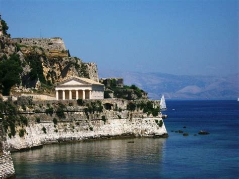 Φύση καταπράσινη, παραλίες δεκάδες με σμαραγδένια νερά, βενετσιάνικος αέρας στην πόλη, παλιές εκκλησιές και μοναστήρια. OS 5 MELHORES hotéis de luxo: Corfu Town 2020 (com fotos)