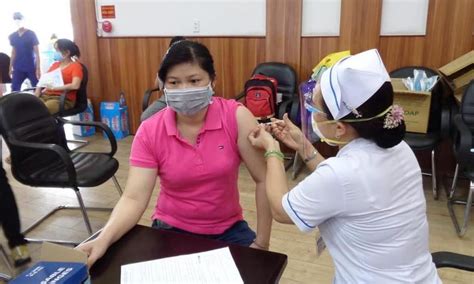 TPHCM: Tiêm vắc xin cho 2.000 công nhân Công ty may Nhà Bè