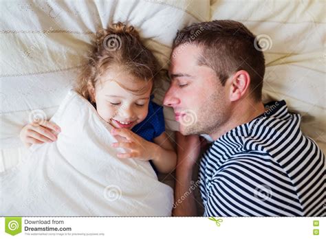 El Padre Y La Hija Que Mienten En Los Padres Acuestan Durmiendo