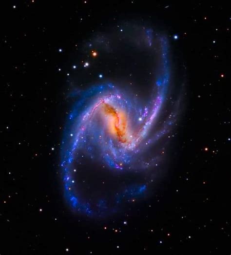 Forma, se clasifica entre una galaxia espiral barrada y una galaxia espiral sin barra. Gran Galaxia espiral barrada - Espacio de Arpon Files