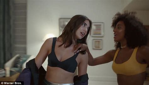 Dua Lipa Shows Sports Bra In New Rules Music Video Daily Mail Online