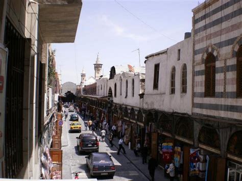 موقع دمشق عبق العالم القديم يفوح من شارع المستقيم