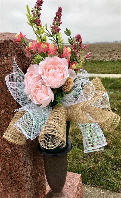 As a remembrance of those who have passed, and to honor the lives of those who served in the military, millions of americans place flowers on graves across the country on memorial day. Excited to share the latest addition to my #etsy shop ...
