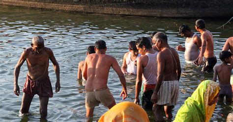 Foto De Índia Dar Banho No Rio Ganges Em Varanasi Ao Nascer Do Sol E Mais Fotos De Stock De