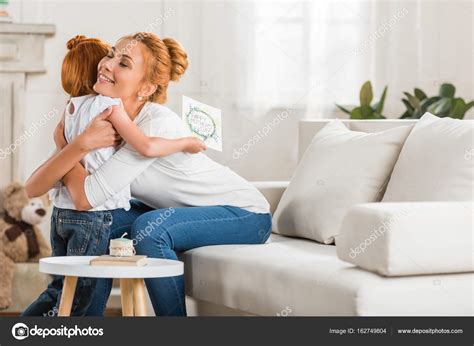 Madre E Hija Abrazándose Mutuamente Fotografía De Stock