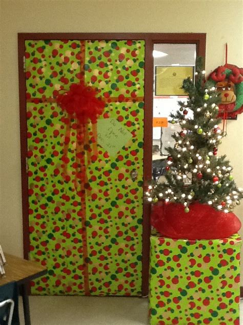 Creativity is Contagious...Pass it On Christmas Door Decorbetter late