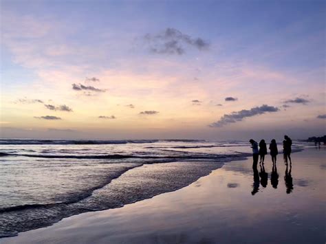 Four women at Double 6 Beach, Bali : pics