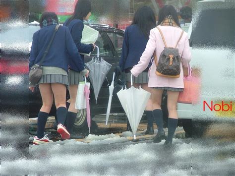 16 Photos Of Japanese School Girls Wearing Miniskirts In Freezing