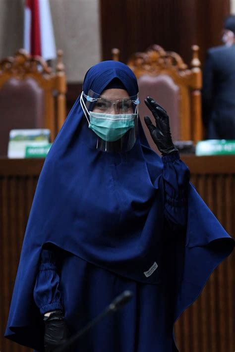 Dia juga dikenakan denda rp600 juta subsider enam bulan penjara. Foto: Penampilan Jaksa Pinangki Berhijab Syar'i di ...
