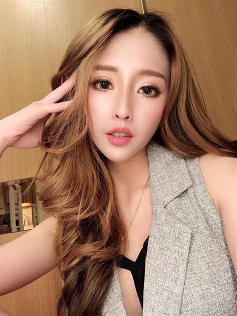 สาวหน้าอกสวยของ 34e zhang chuman มีลักษณะที่มีเสน่ห์และ มุมมองชุดชั้นในที่ปั่นป่วน ดึงดูดแฟน