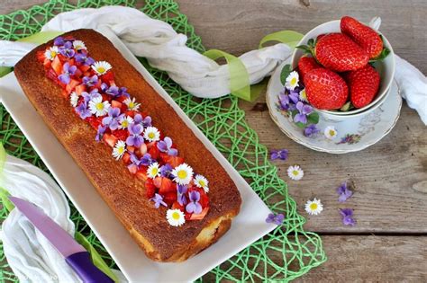 Con l'arrivo della primavera ci viene sempre più voglia di dolci colorati, dopo aver visto la torta di fragole, oggi vedremo insieme un plumcake alle fragole, in cui queste ultime. Plumcake alle fragole e viole con glassa all'aceto di mele