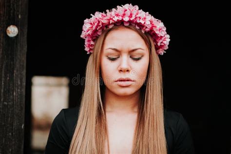 Ritratto Di Una Ragazza Bionda Con Una Corona Rosa Dei Fiori Sulla Sua H Fotografia Stock