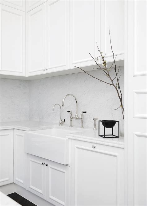 With a variety of kitchen sink materials available, choosing porcelain, stainless, composite or fireclay will impact the look of your kitchen. STAINLESS STEEL SINKS VS FIRECLAY SINKS | The English ...