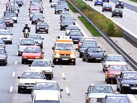 Nicht erst wenn sich einsatzfahrzeuge nähern! Warum es wichtig ist, im Stau eine Rettungsgasse zu bilden ...