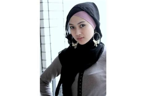 How To Wear Earrings With Hijab