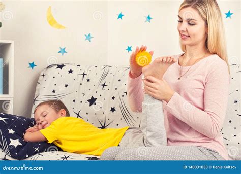 A Mam Faz A Massagem Do P A Seu Filho Imagem De Stock Imagem De Cuidado Procedimento