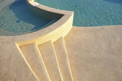 È composto da calce idrata, cemento bianco, inerti accuratamente selezionati e modificanti reologici per garantire ottima lavorabilità. Pavimenti in cemento di basso spessore per esterni ...